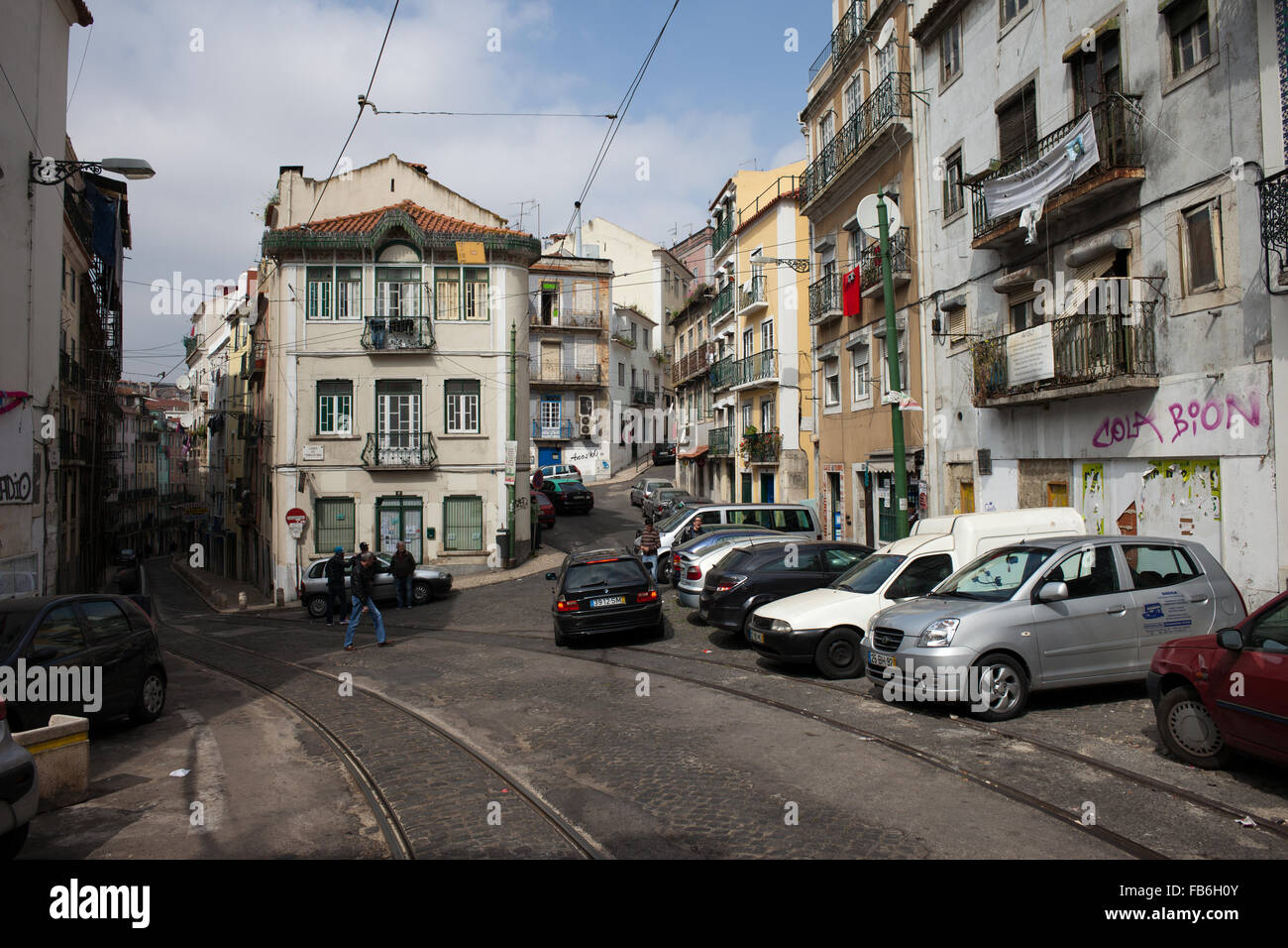 La città di Lisbona in Portogallo, tracciafile e tradizionali case portoghese nel vecchio quartiere della città Foto Stock