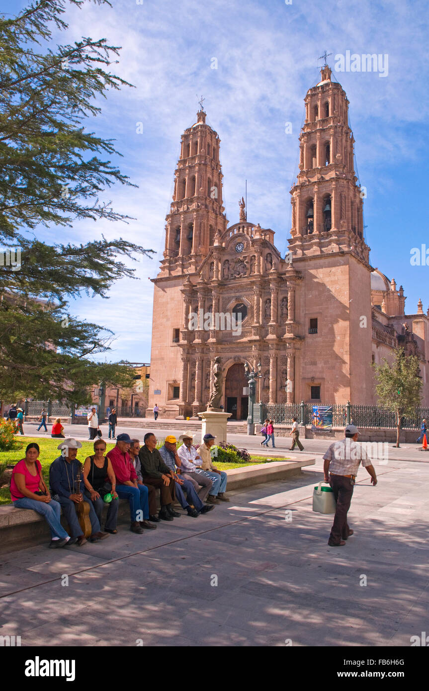 Persone rilassarsi all'ombra sulla Plaza vicino alla Cattedrale Metropolitana di Chihuahua, Messico Foto Stock