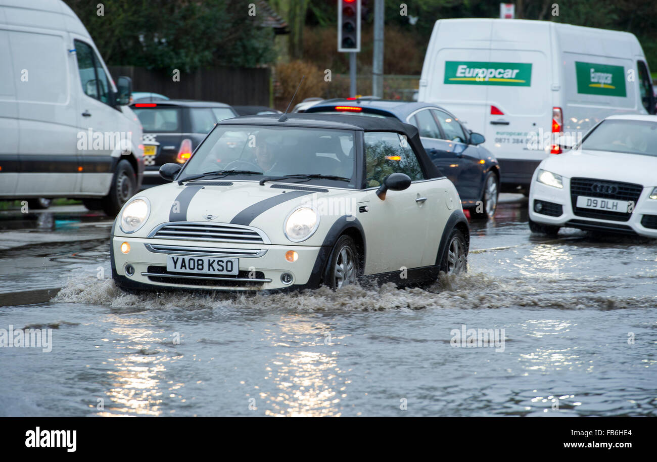 Aylesford, Maidstone Kent REGNO UNITO 11 Gennaio, 2016. Dopo una forte pioggia durante la notte spashes traffico attraverso le profonde acqua di inondazione sulla A20 Credito: Matthew Richardson/Alamy Live News Foto Stock