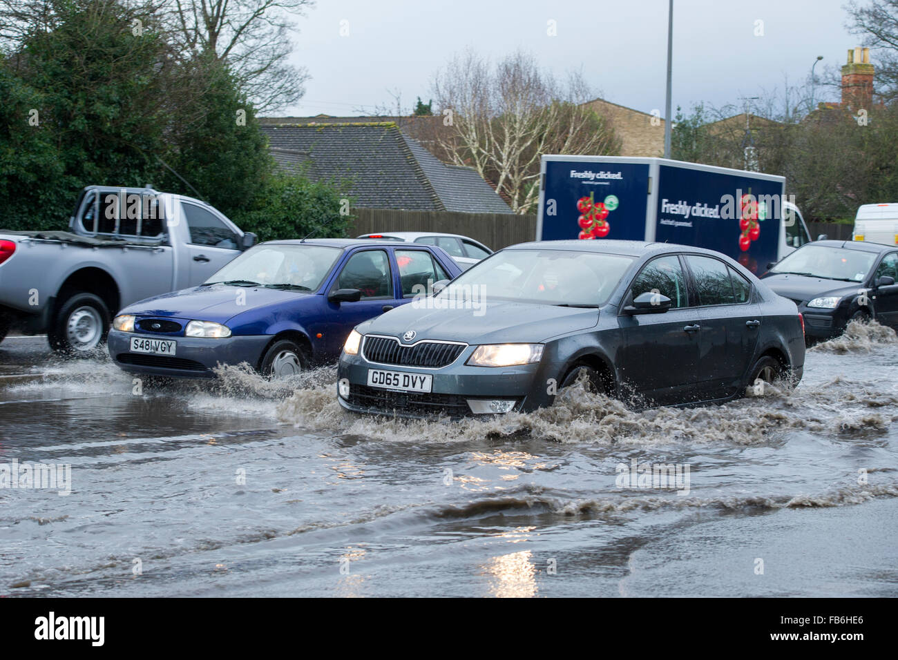 Aylesford, Maidstone Kent REGNO UNITO 11 Gennaio, 2016. Dopo una forte pioggia durante la notte spashes traffico attraverso le profonde acqua di inondazione sulla A20 Credito: Matthew Richardson/Alamy Live News Foto Stock