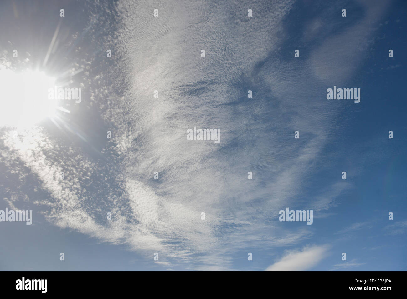 Una vista di cirrus nubi in un cielo blu chiaro Foto Stock
