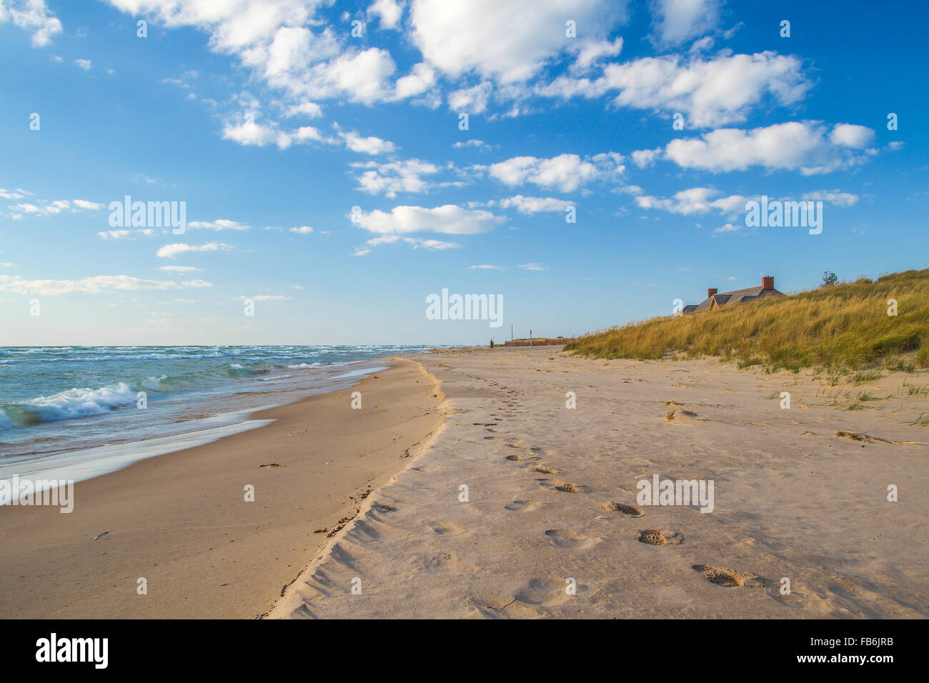 Spiaggia del Lago Michigan. Ampia spiaggia di sabbia con dune di sabbia sulla costa del lago Michigan nel Ludington state Park nel Michigan. Foto Stock