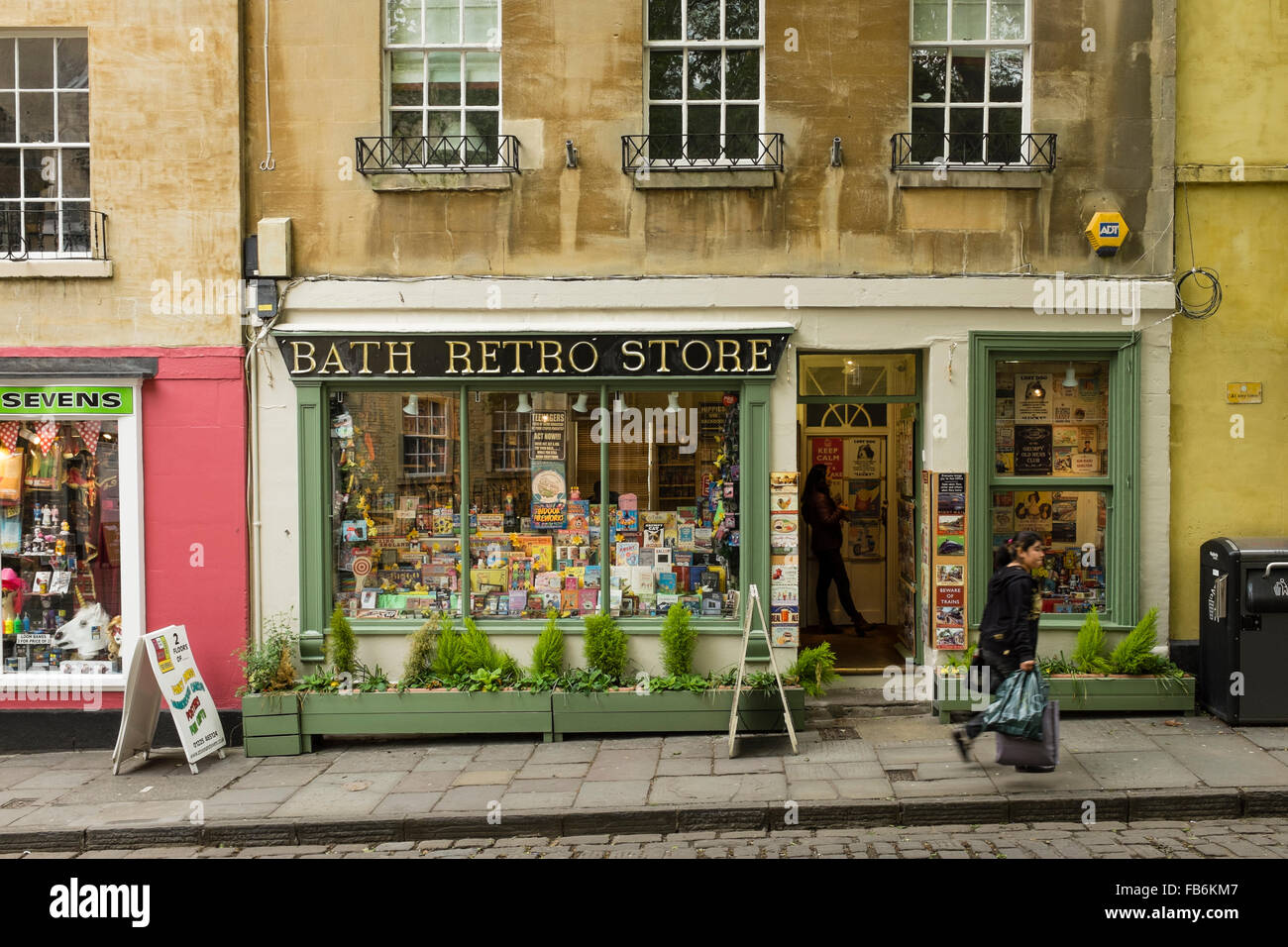 Vasca da bagno retrò Store in Abbey verde, bagno, Somerset, Regno Unito Foto Stock