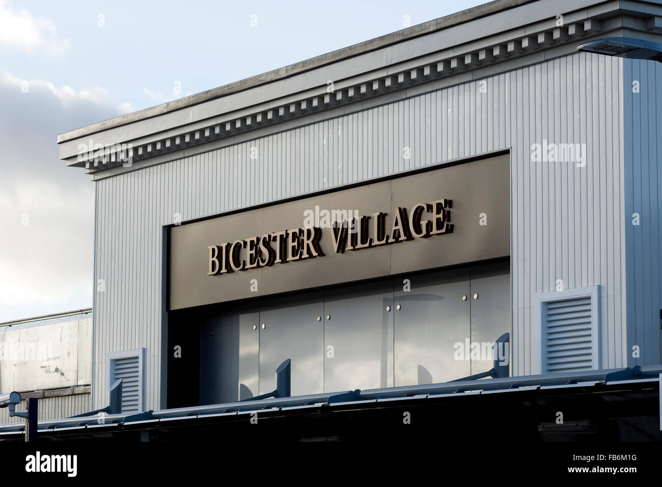 Segno presso il Villaggio di Bicester stazione ferroviaria, Oxfordshire, Regno Unito Foto Stock