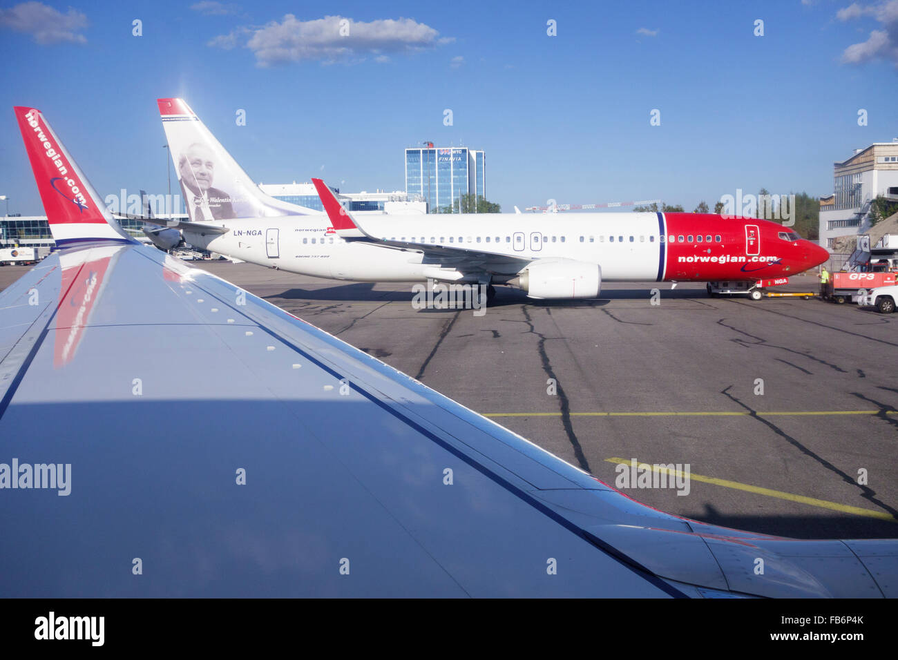 Norwegian Airlines Boeing 737-800 breve/medio volo aereo sul piazzale dell'aeroporto di Helsinki, Helsinki, Finlandia Foto Stock