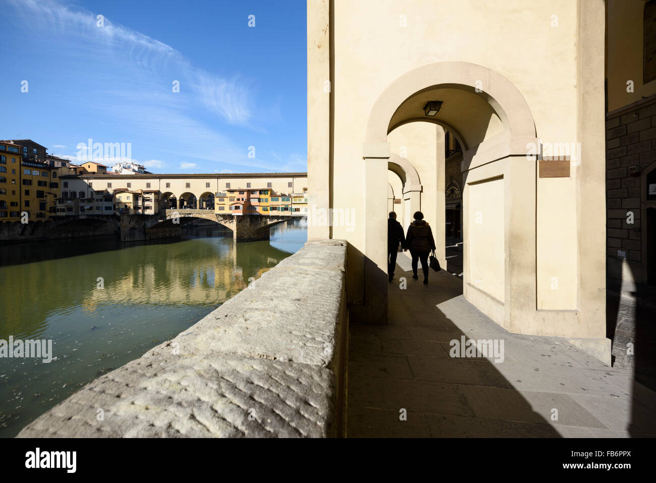 Firenze. L'Italia. Il Corridoio Vasariano corre a fianco del fiume Arno e incrocia via Ponte Vecchio. Foto Stock