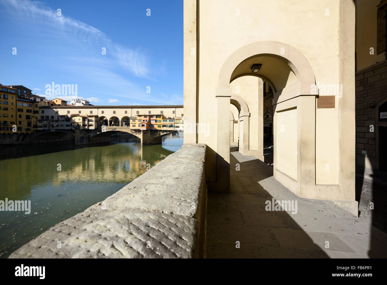 Firenze. L'Italia. Il Corridoio Vasariano corre a fianco del fiume Arno e incrocia via Ponte Vecchio. Foto Stock