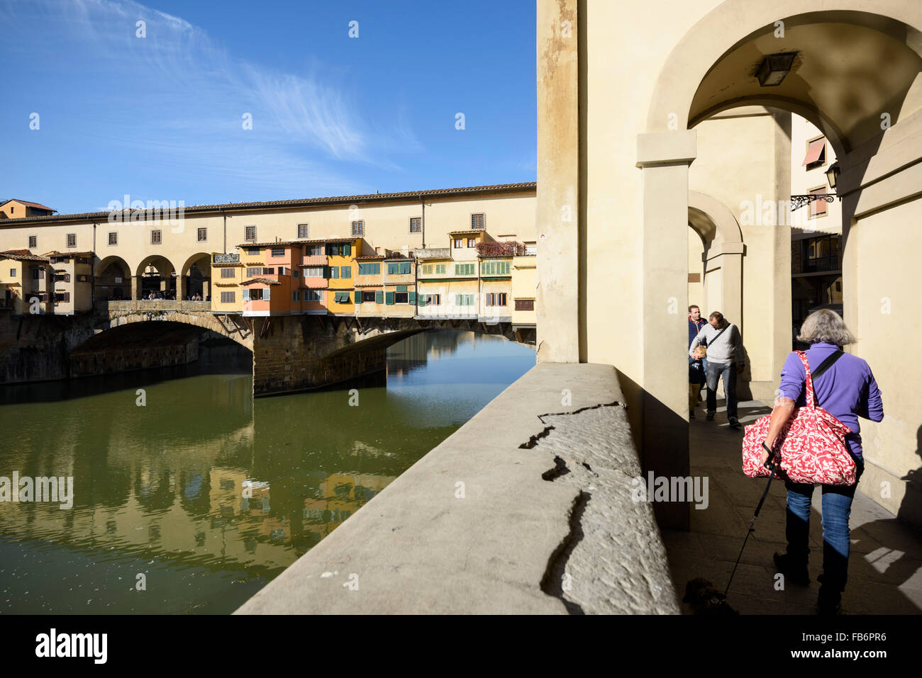 Firenze. L'Italia. Il Corridoio Vasariano corre a fianco del fiume Arno e incrocia via Ponte Vecchio. Foto Stock