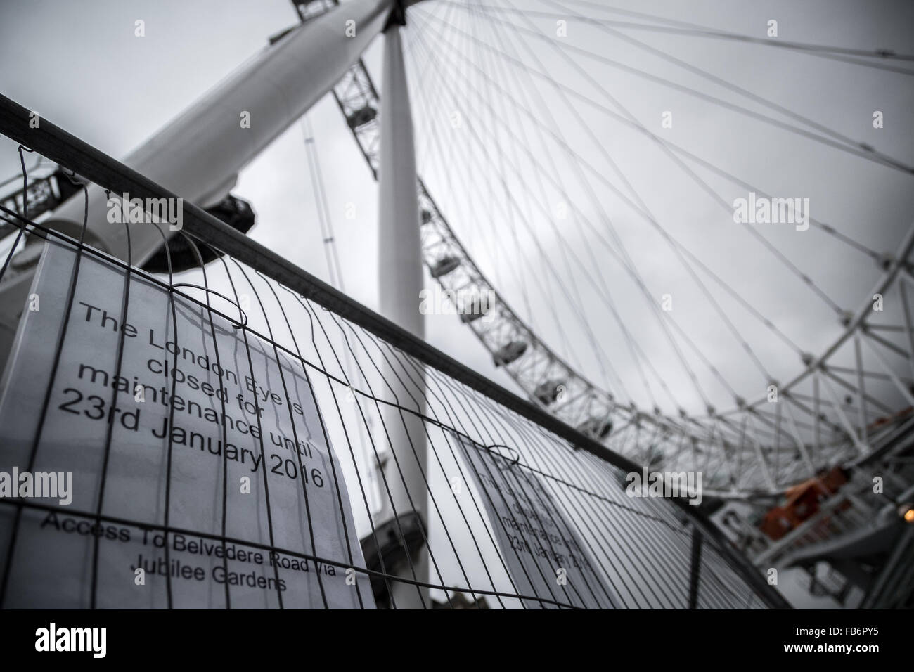 Londra, Regno Unito. 11 gennaio, 2016. London Eye chiusa per manutenzione annuale fino al 23 gennaio Credito: Guy Corbishley/Alamy Live News Foto Stock