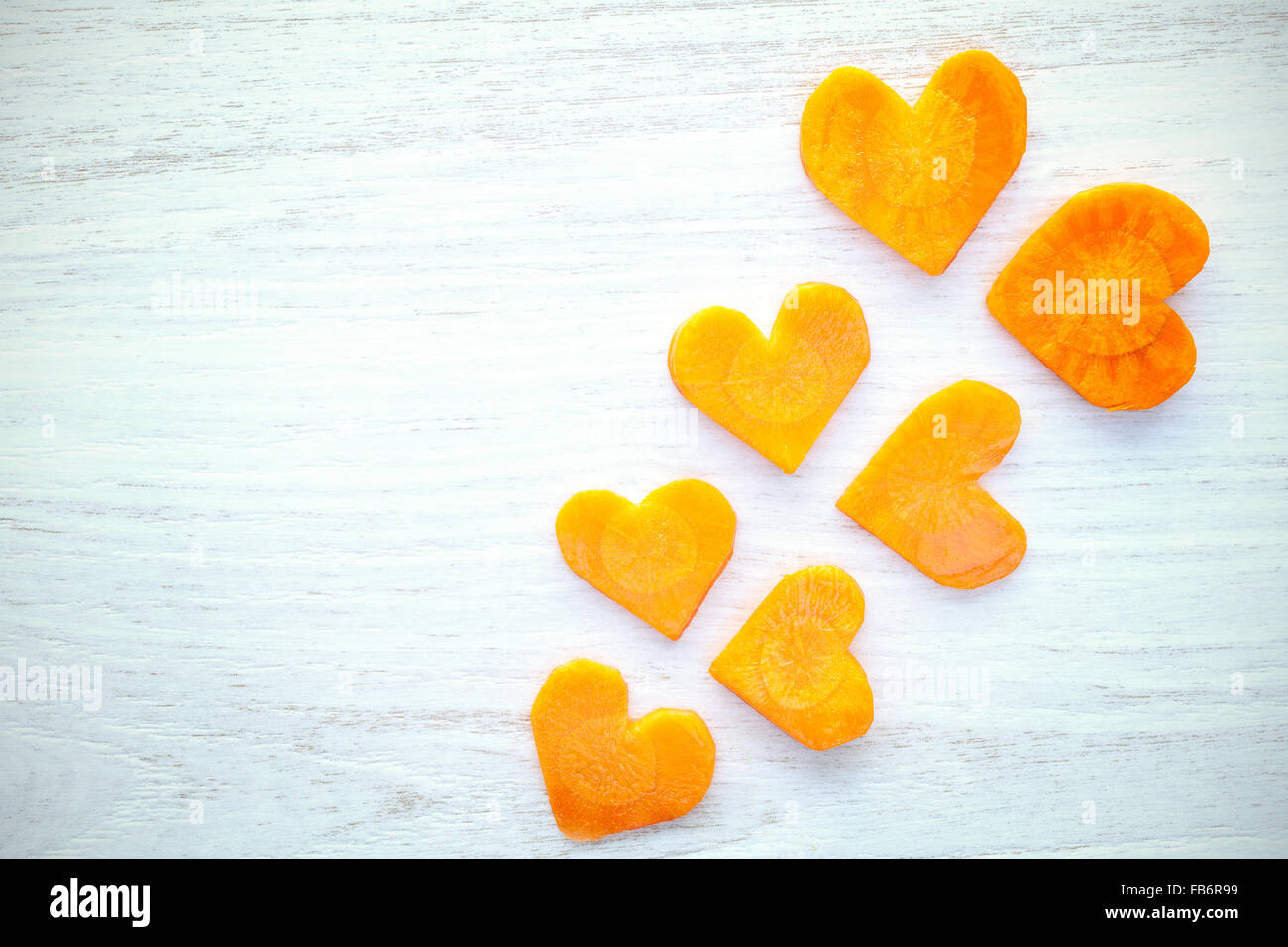 Retrò cuore stilizzato realizzato di carota su sfondo grunge, spazio per il testo. Foto Stock