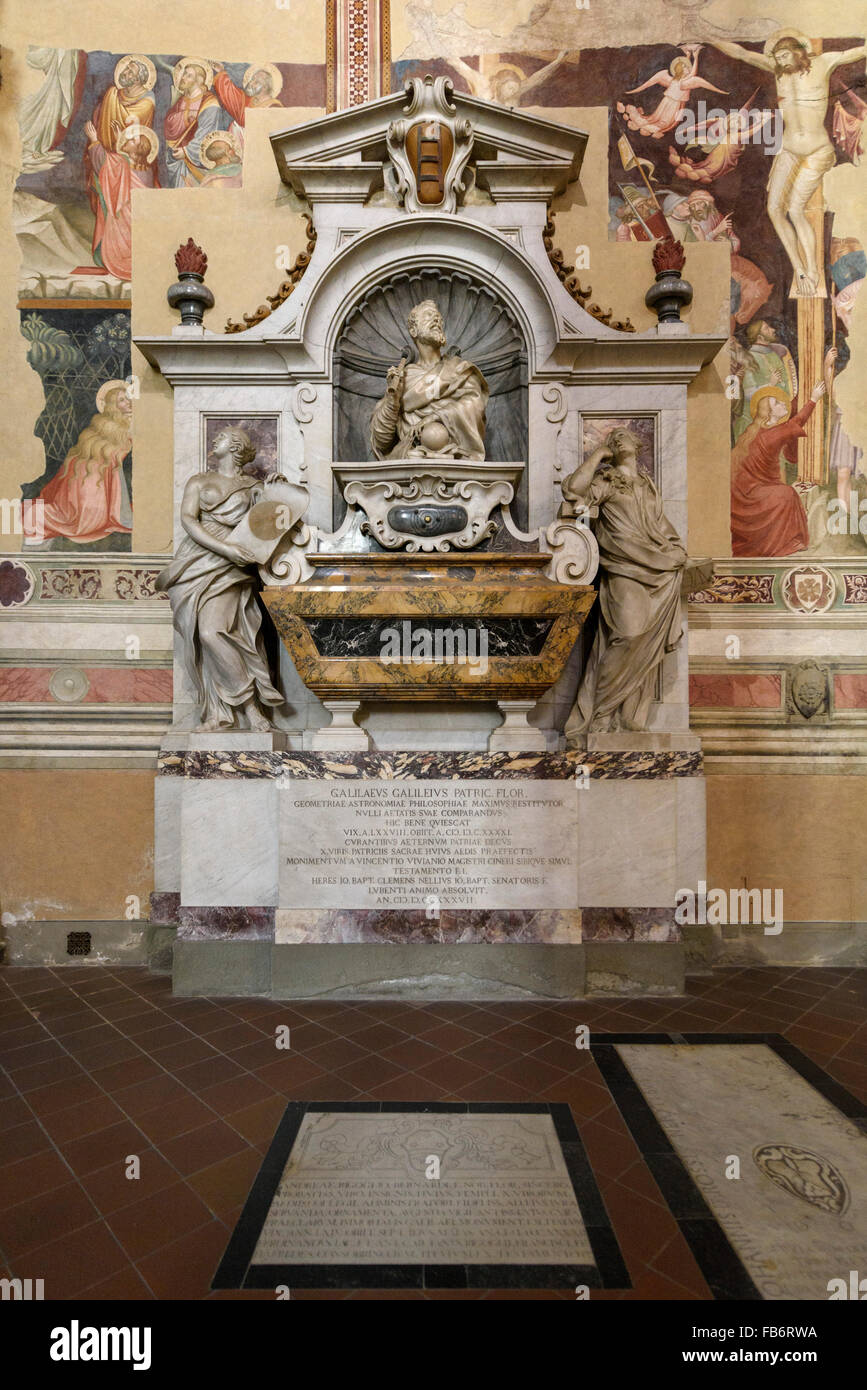 Firenze. L'Italia. Tomba di Galileo Galilei (1564 - 1642) da Giulio Foggini, Basilica di Santa Croce. Foto Stock