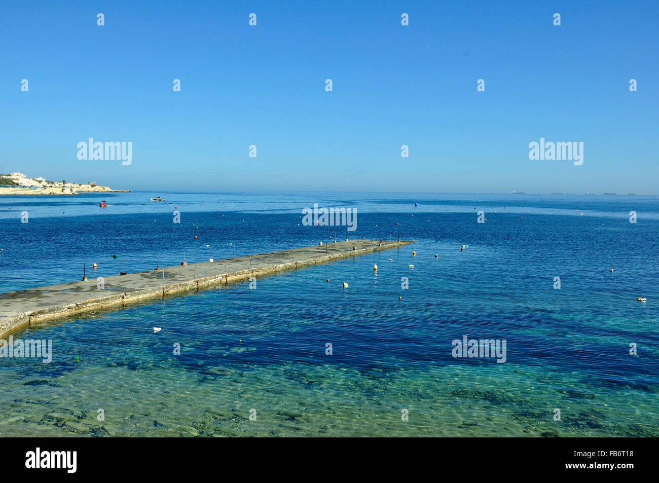Lontano dalle zone turistiche del nord, mare blu, blu cielo a St Thomas Bay, Marsaskala, Marsascala, sud di Malta Foto Stock