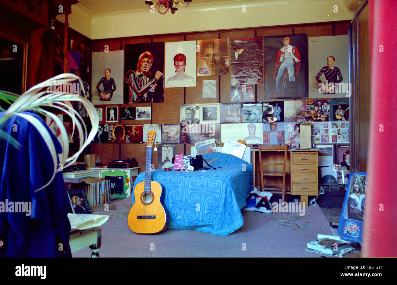 David Bowie fan la camera da letto coperto con manifesti negli anni settanta in Londra Foto Stock
