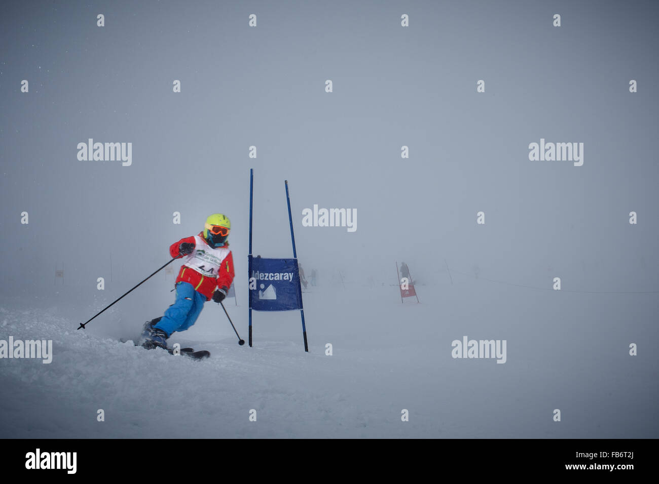 21/2/15 Valdezcaray leggenda Telemark di slalom, Ezcaray, La Rioja, Spagna. Foto di James Sturcke Foto Stock