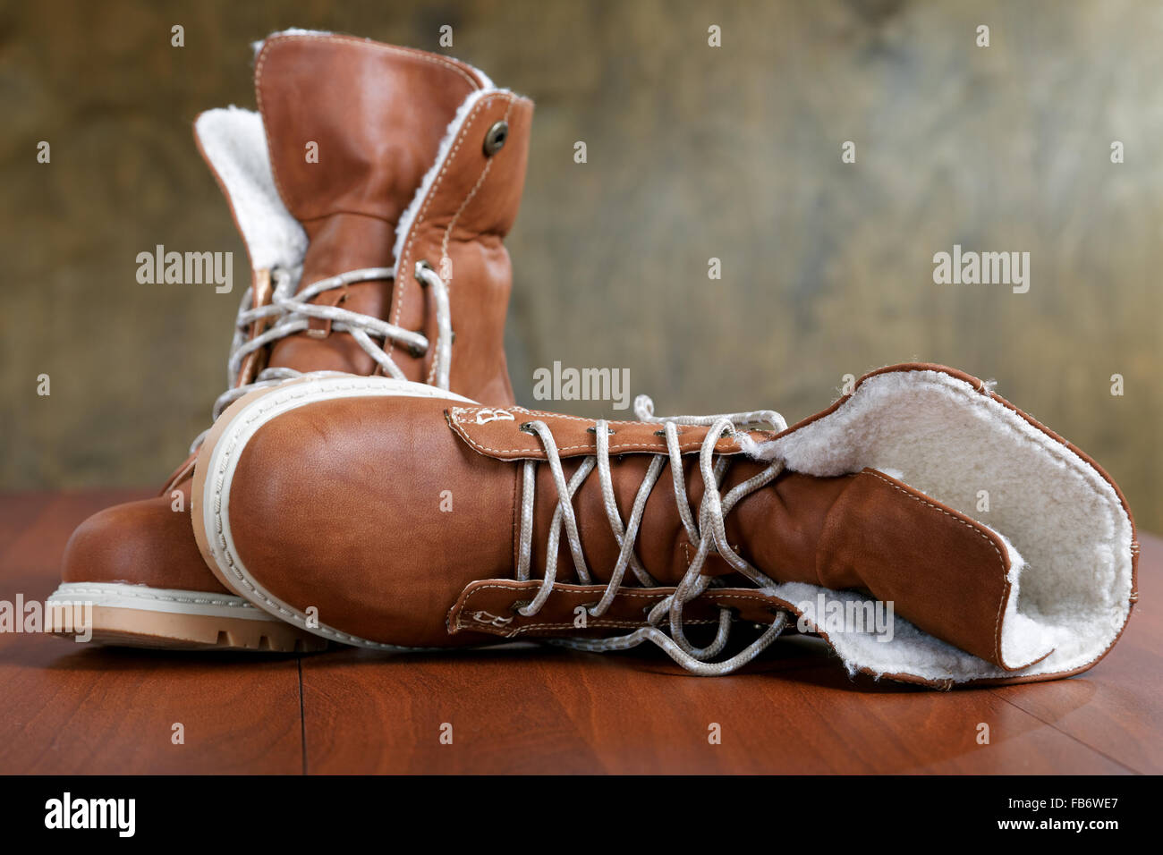 Coppia di scarpe nuove sul pavimento close-up Foto Stock