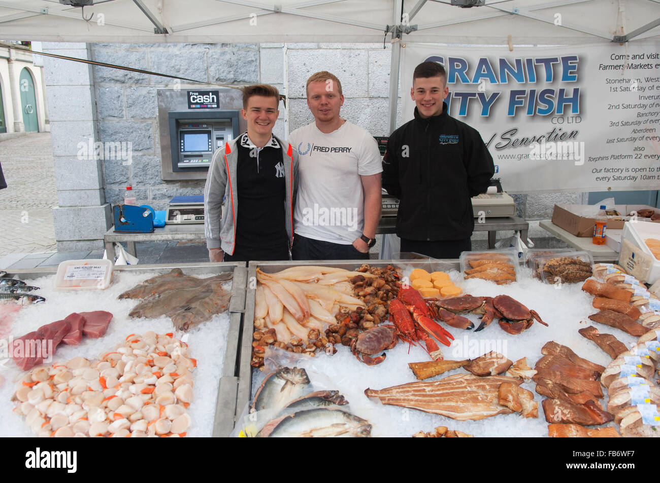 Pesce fresco in stallo il mercato alimentare - Aberdeen, Scozia, Regno Unito. Foto Stock