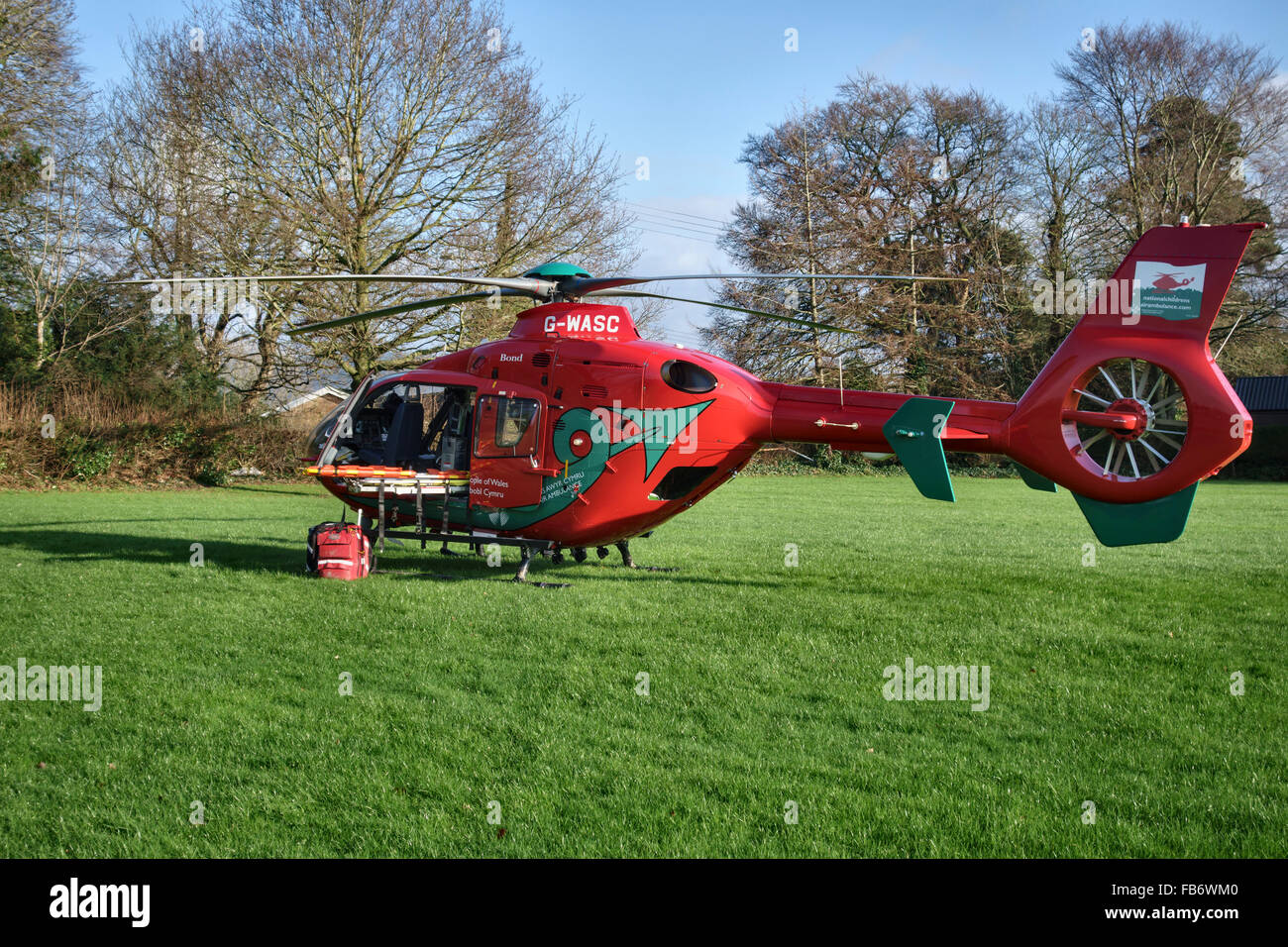 Presteigne, Powys, Regno Unito. Il Galles Air Ambulance assiste un incidente in città. Un Eurocopter EC135 sulla scuola i campi da gioco Foto Stock