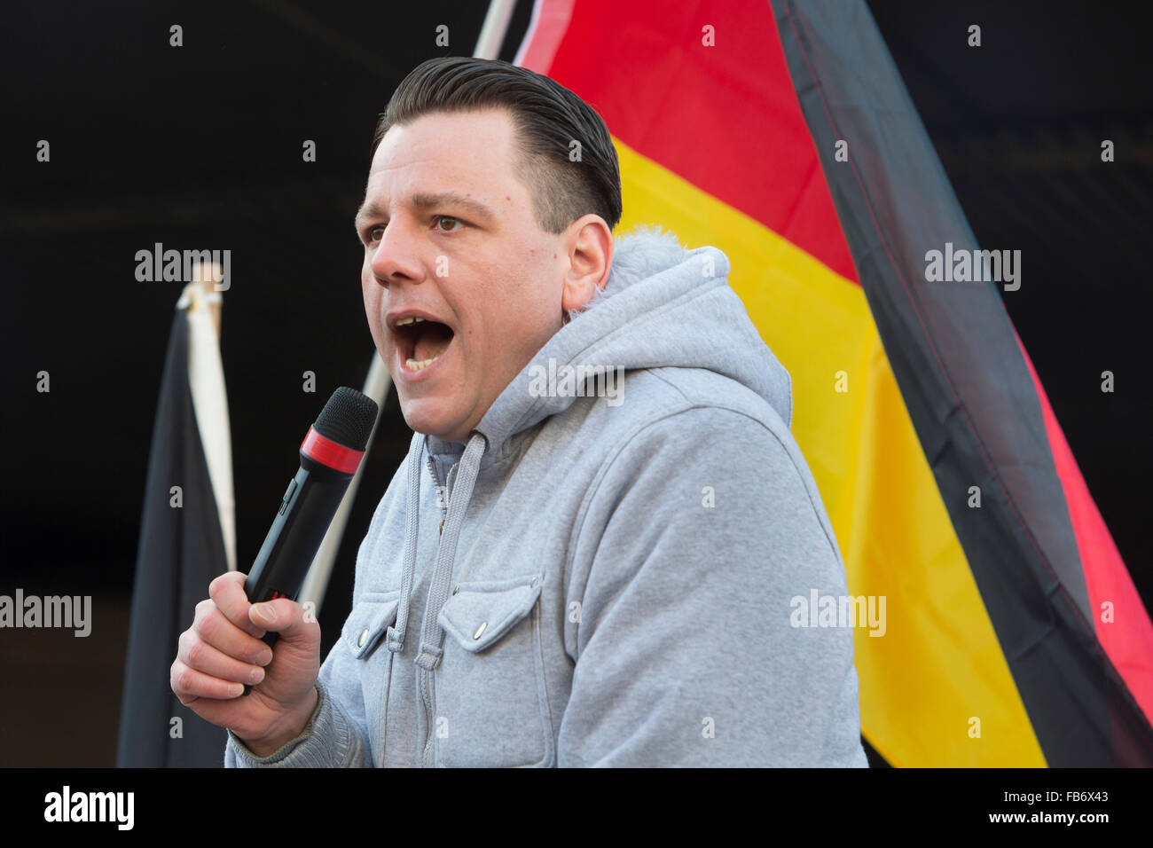 Redner HoGeSa-Mitbegruender Dominik Roeseler. Die fremdenfeindliche 'Pegida'-Bewegung hatte am Samsatg (09.01.2016) nach den mas Foto Stock