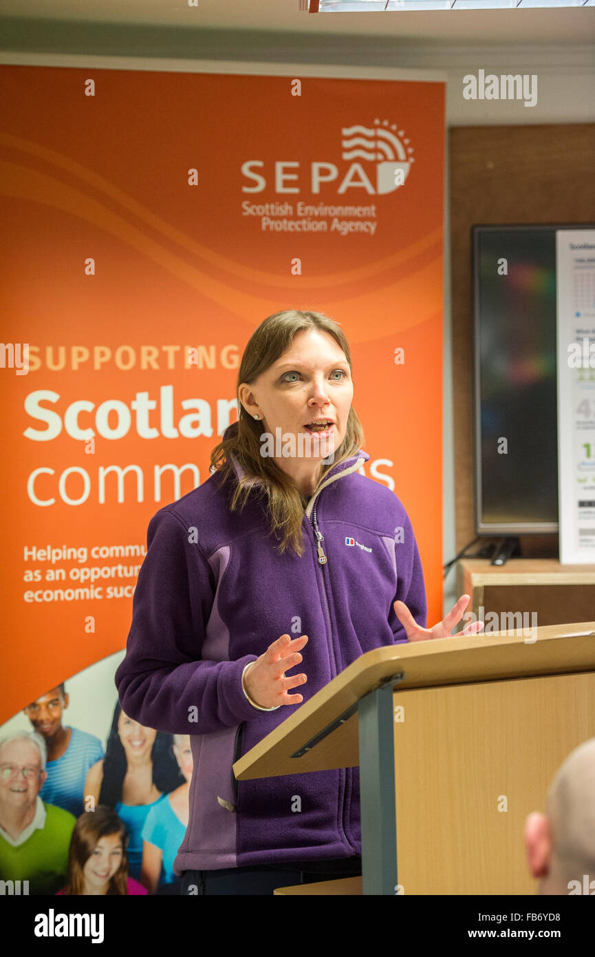 Selkirk, UK. 11 gennaio, 2016. La prima mai nazionale piano di inondazione per la Scozia di gestione dei rischi di inondazione lancio della strategia, ministro dell'ambiente Dott Aileen McLeod visitato oggi Selkirk protezione dalle inondazioni Schema (11 gennaio 2016) per lanciare la nazionale piano di gestione dei rischi di inondazione per la Scozia. Dr McLeod si è incontrato con i rappresentanti della SEPA e il consiglio locale per discutere il lavoro in partenariato per la prevenzione delle inondazioni in aree locali. Credito: Rob grigio/Alamy Live News Foto Stock