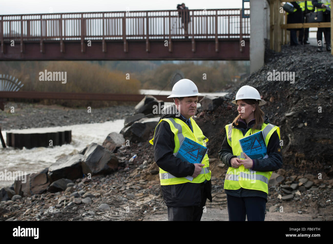 Selkirk, UK. 11 gennaio, 2016. La prima mai nazionale piano di inondazione per la Scozia Terry un'Hearn (Chief Exec, SEPA) lungo il lato ministro, Dr Aileen McLeod, sul sito a Selkirk Operazioni di protezione da alluvione. Gestione dei rischi di inondazione lancio della strategia, ministro dell'ambiente Dott Aileen McLeod visitato oggi Selkirk protezione dalle inondazioni Schema (11 gennaio 2016) per lanciare la nazionale piano di gestione dei rischi di inondazione per la Scozia. Dr McLeod si è incontrato con i rappresentanti della SEPA e il consiglio locale per discutere il lavoro in partenariato per la prevenzione delle inondazioni in aree locali. (Foto: Rob Gr Credito: Rob grigio/Alamy Live News Foto Stock