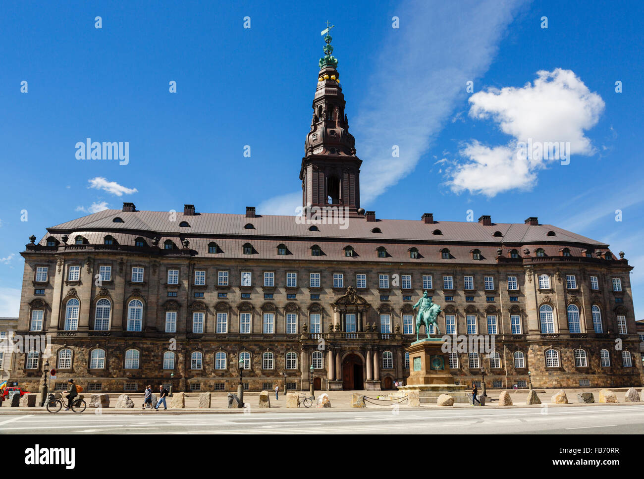 Statua equestre di re Federico VII al di fuori del Palazzo Christiansborg su Slotsholmen / Castello Isola di Copenaghen Zelanda Danimarca Foto Stock