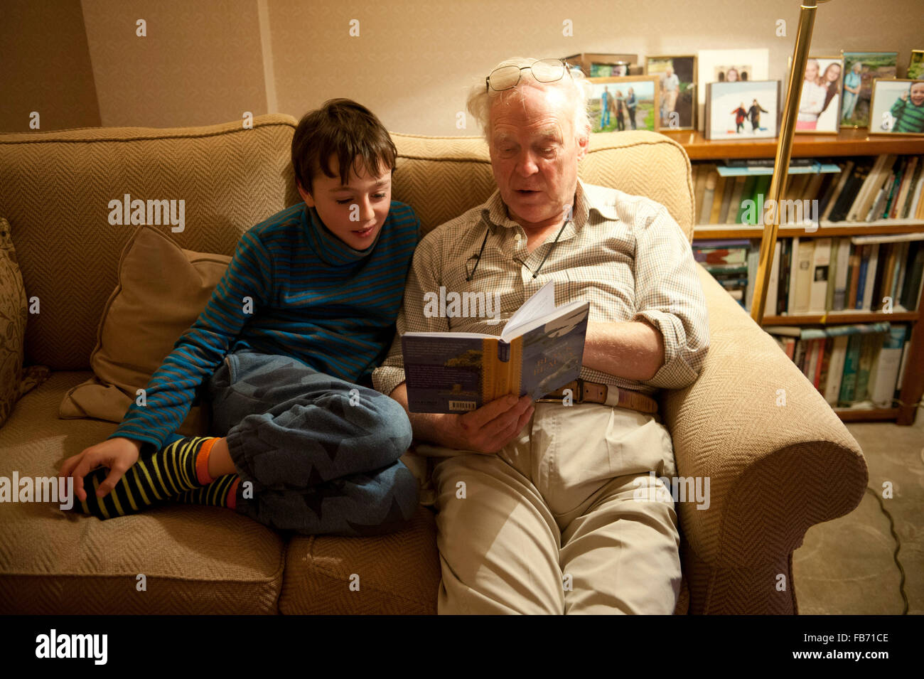 11 anni di lettura il nipote di suo nonno di età compresa tra i 78 Foto Stock