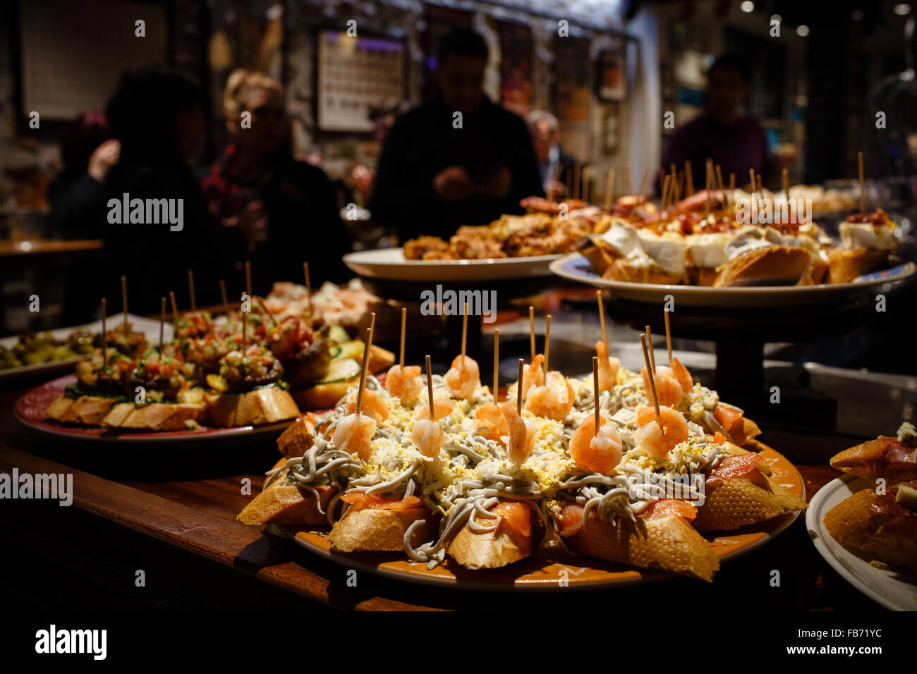 1/4/15 anguilla, gamberi, uovo & tapas salmone sul display, Casa Alcalde, c/ Negusia, San Sebastián, Paesi Baschi, Spagna. Foto Stock