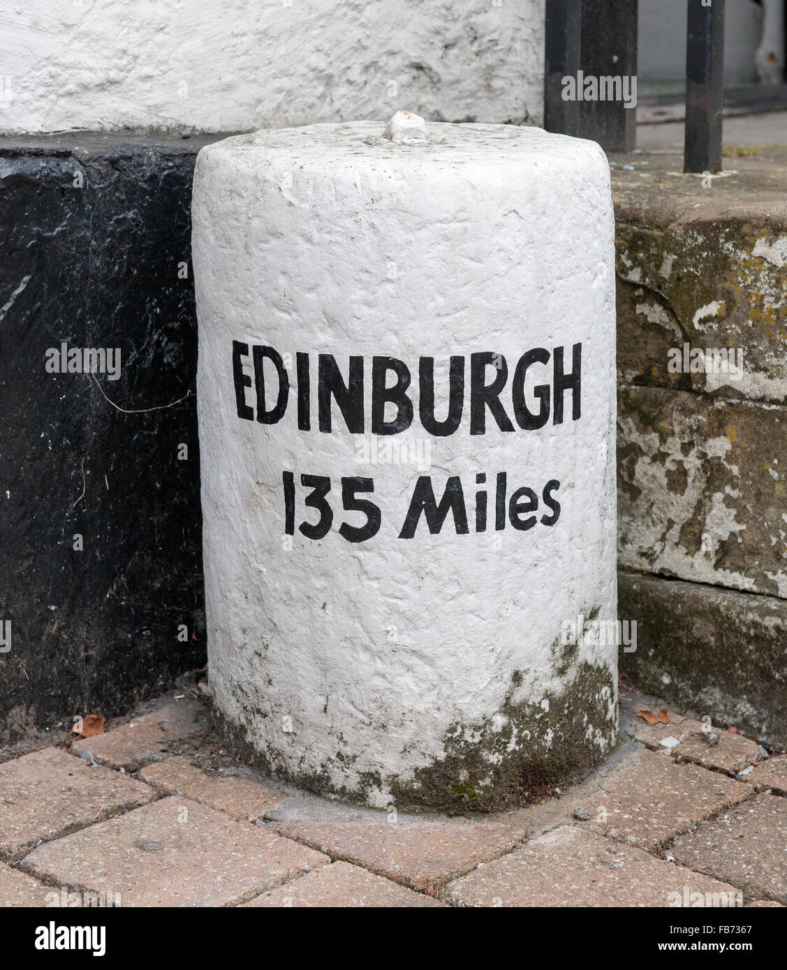 Antica pietra miliare a Highgate Hotel, 128 Highgate, Kendal Cumbria, Inghilterra, Regno Unito. Foto Stock