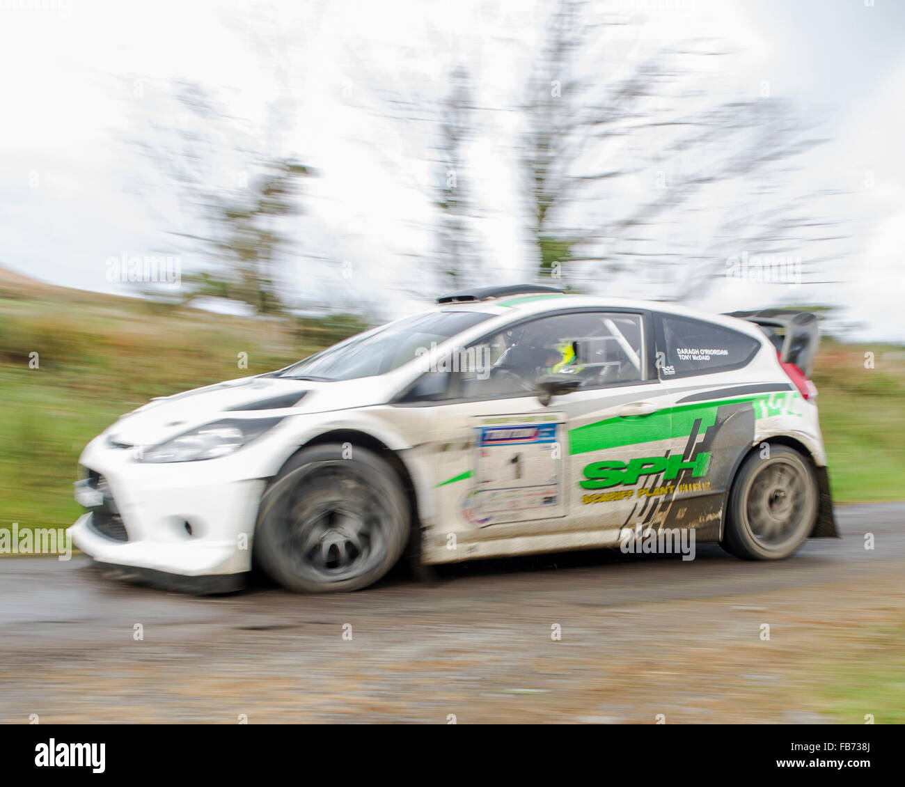 Una vettura da rally partecipando al 2015 Fastnet Rally, West Cork, Irlanda, trascina lungo a velocità. Foto Stock