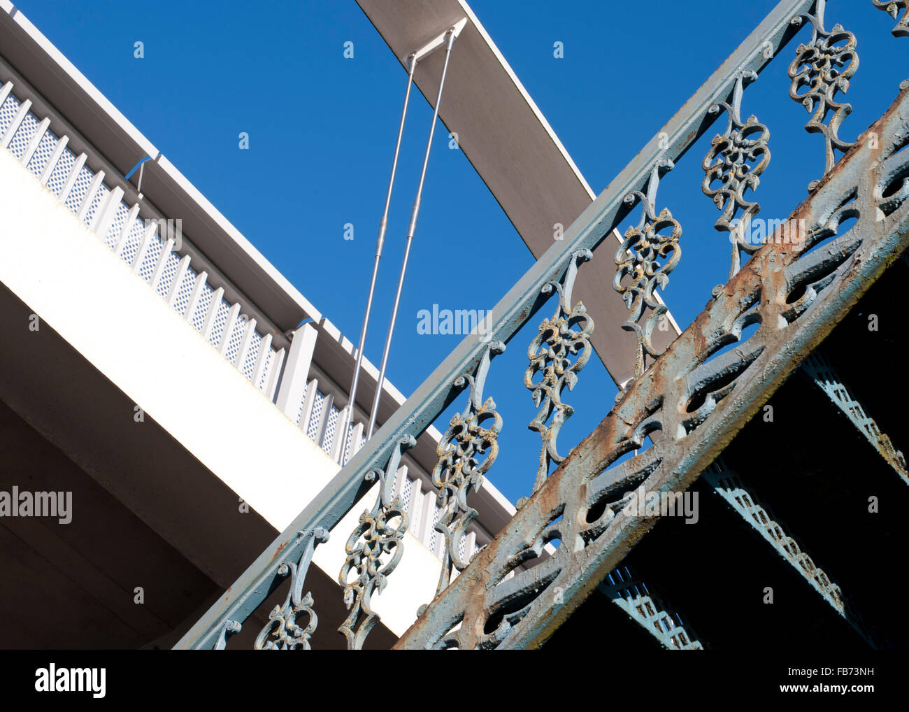 Il nuovo e il vecchio scale con un cielo blu e spazio di copia Foto Stock