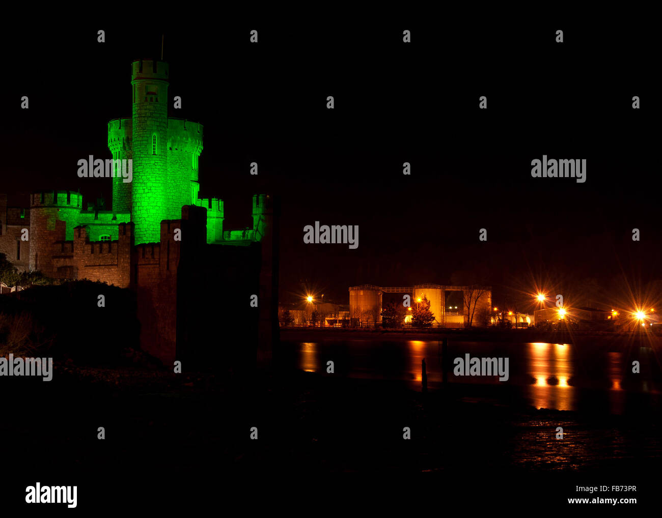 Blackrock Castle a Cork in Irlanda si crogiola in una tonalità di verde nella notte di San Patrizio. Foto Stock