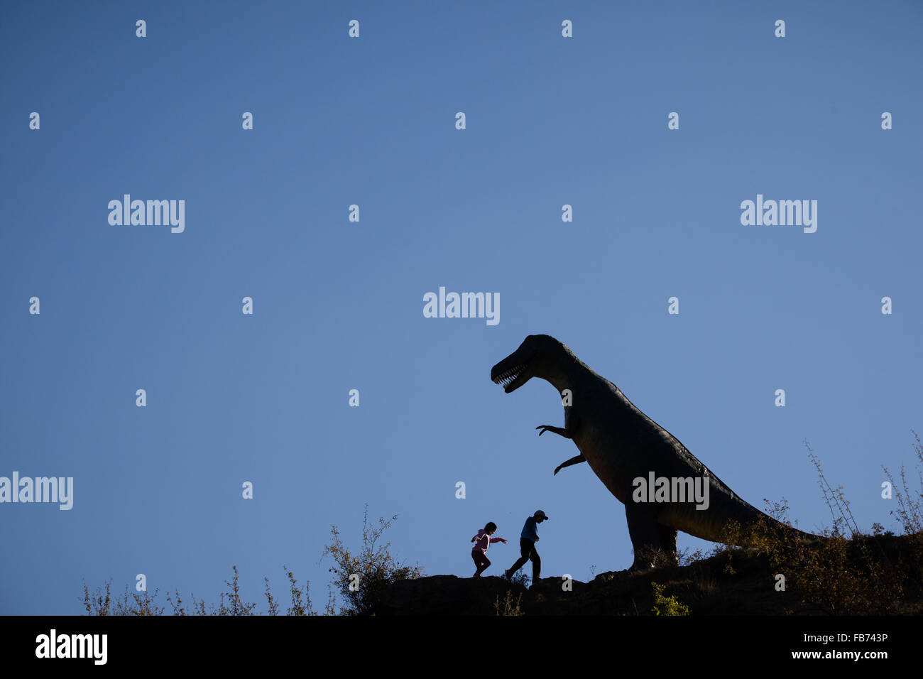 3/10/15 bambini accanto al modello Tyrannosaurus Rex, Enciso, sul percorso del GR93 a lunga distanza percorso, La Rioja, Spagna Foto Stock