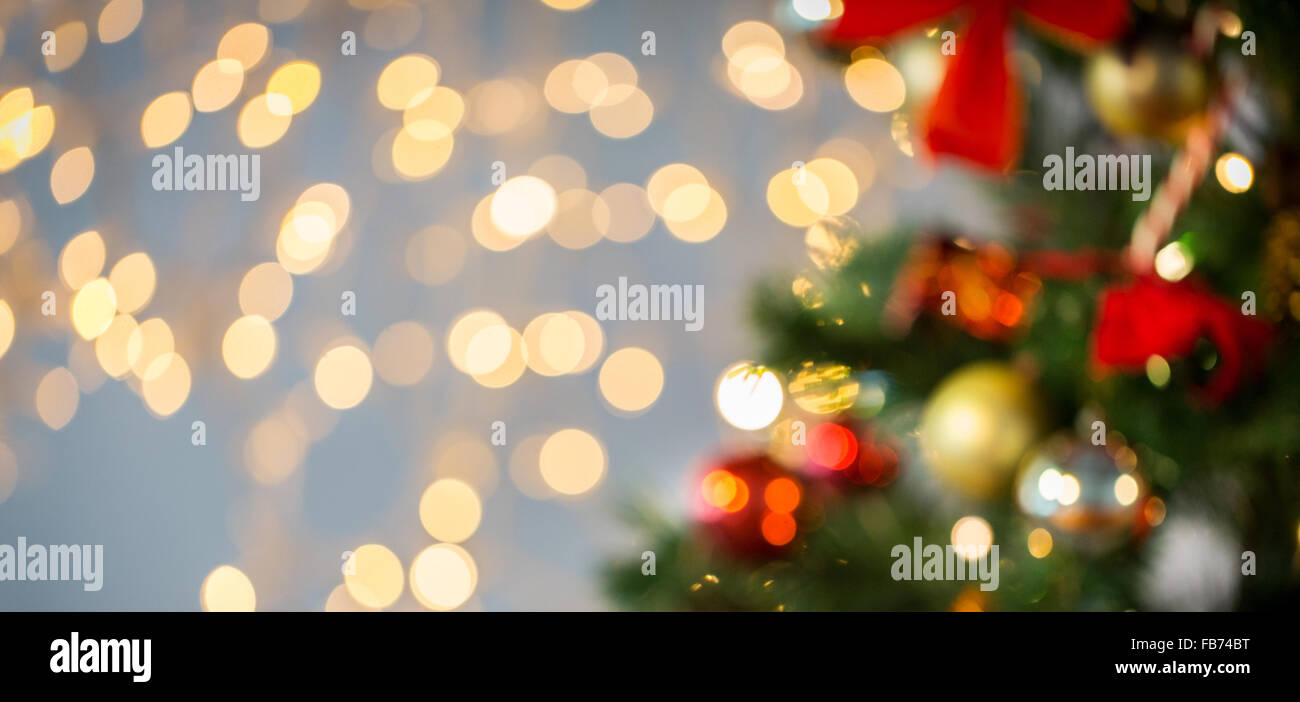 Sfocato albero di Natale decorato con sfere Foto Stock