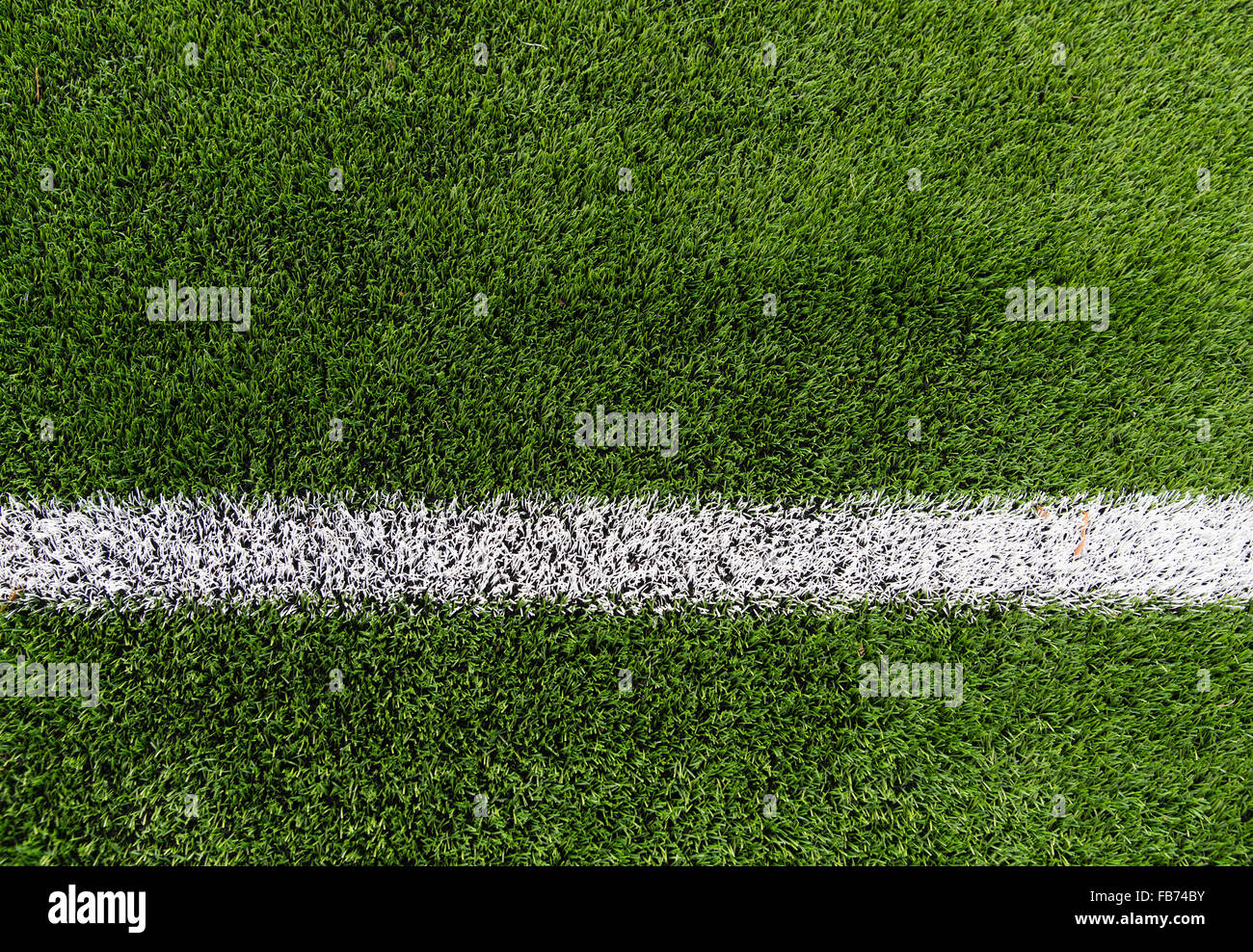 Chiusura del campo di calcio con la linea e di erba Foto Stock