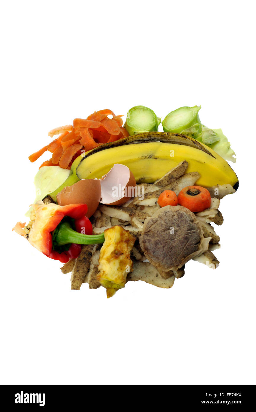 Alimentare domestico di materiali di scarto comprendente frutta, verdura peeling e gusci uovo per aggiunta di un mucchio di composto. Foto Stock