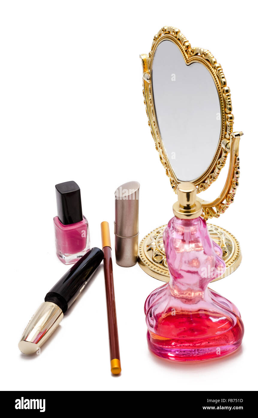 Cosmetici e specchio su sfondo bianco Foto Stock