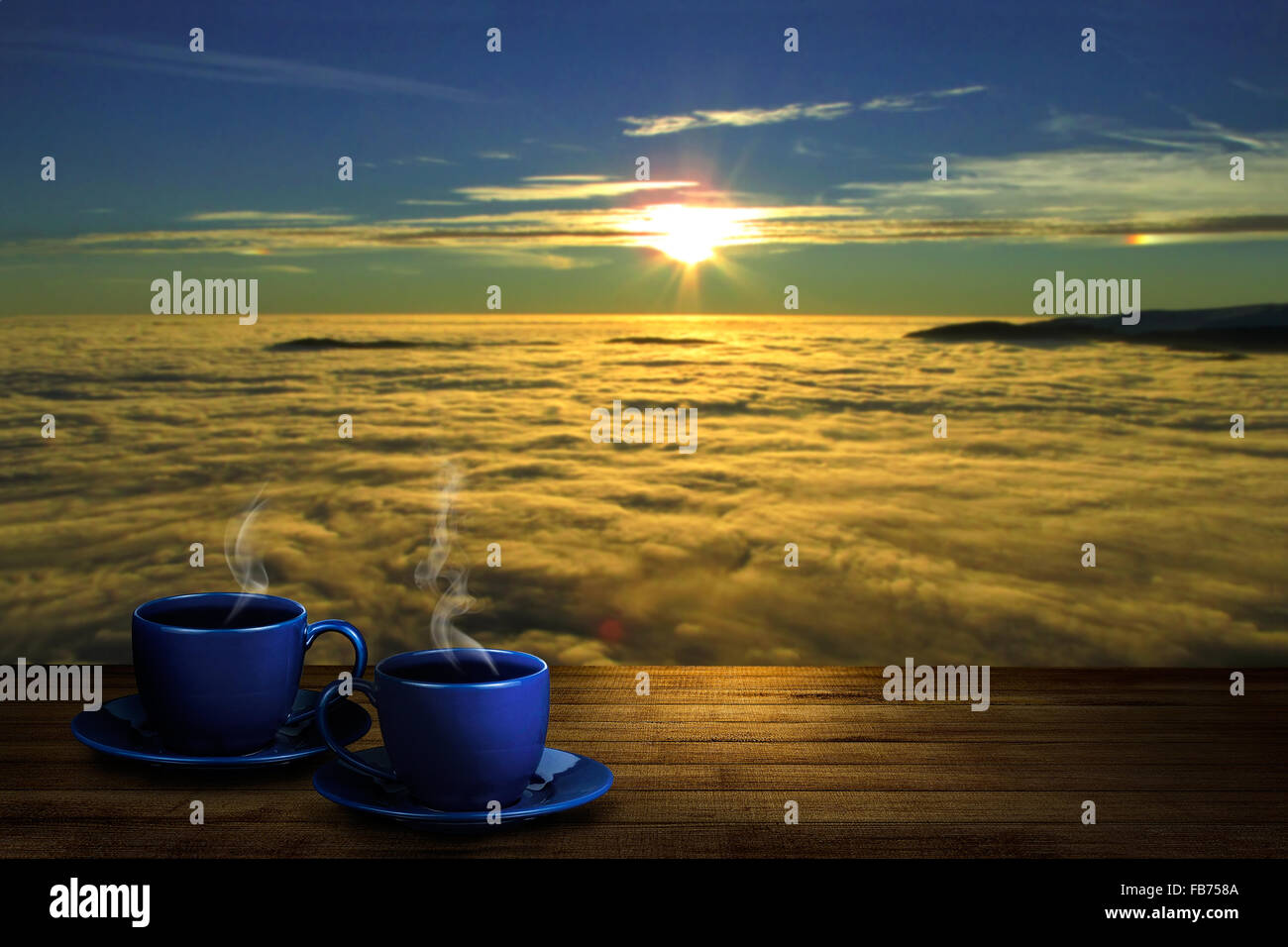 Due tazze di caffè contro sunrise Foto Stock