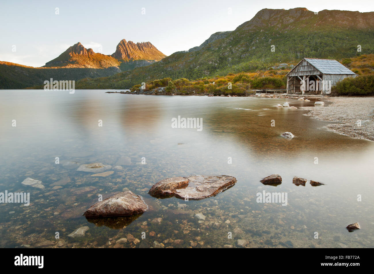 Dove Lake con il suo storico capannone e Cradle Mountain sullo sfondo. Foto Stock