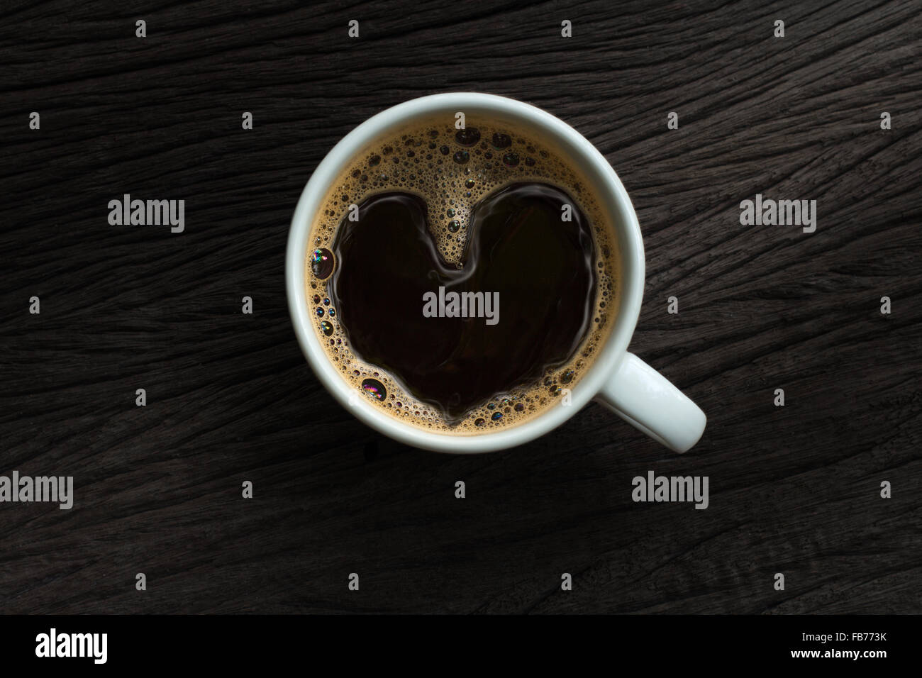 Black coffee cup sul vecchio tavolo in legno Foto Stock