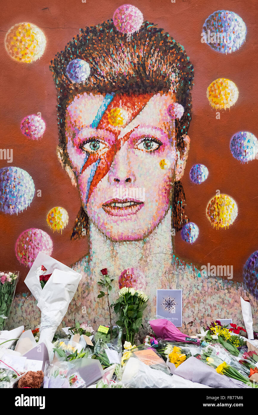 Un murale di David Bowie con omaggi e fiori Foto Stock