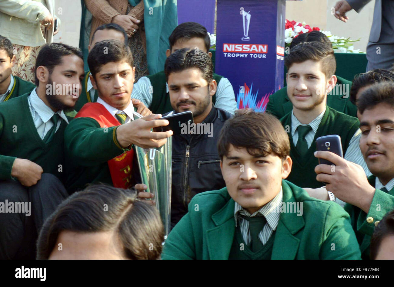 Una giornata internazionale (ODI) capitano, Azhar ali in foto di gruppo con gli studenti e i docenti membri dell esercito scuola pubblica nel corso di una cerimonia a svelare il mondo ICC venti20 trophy tenutosi presso il terrore di esercito di attacco alla scuola pubblica nella città di Peshawar lunedì 11 gennaio, 2016. Foto Stock