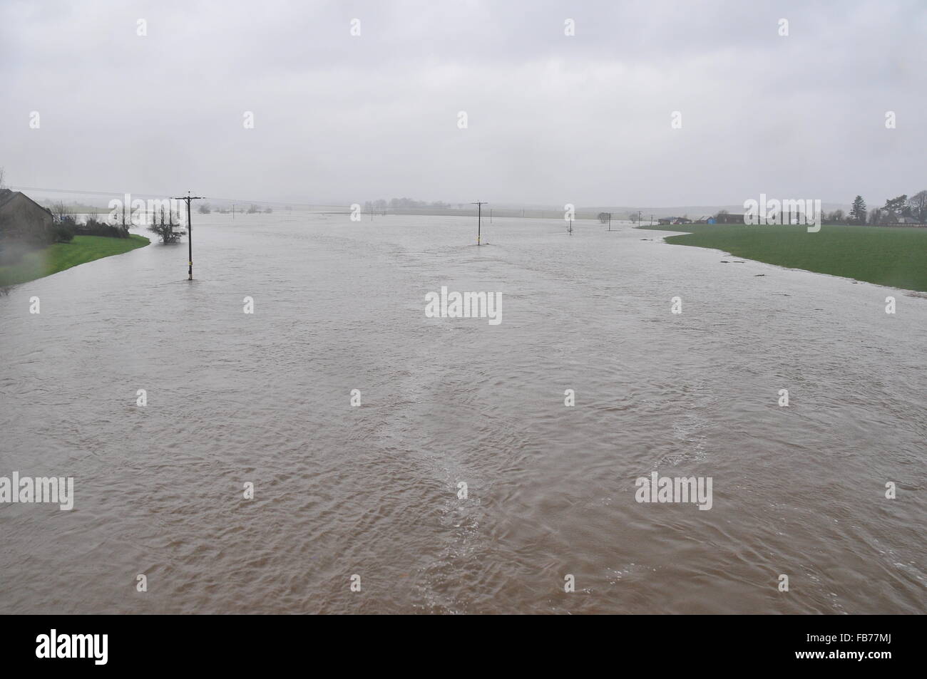 Il Fiume Don al suo peggio dopo essere stato allagato dalla pioggia pesante causati dalla tempesta Frank Foto Stock