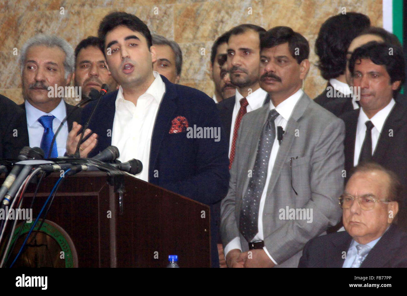 Peoples Party (PPP) Presidente, Bilawal Bhutto Zardari indirizzi da avvocati durante la sua visita di Lahore High Court Bar Association presso la costruzione dell'Alta Corte di Lahore lunedì 11 gennaio, 2016. Foto Stock