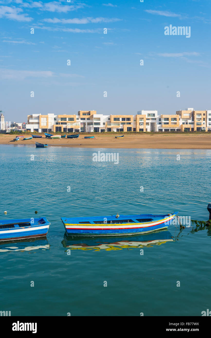 Blu marocchino barche da pesca in Bou Regreg fiume in corrispondenza della bocca dell'Oceano Atlantico. Rabat, Marocco. Foto Stock