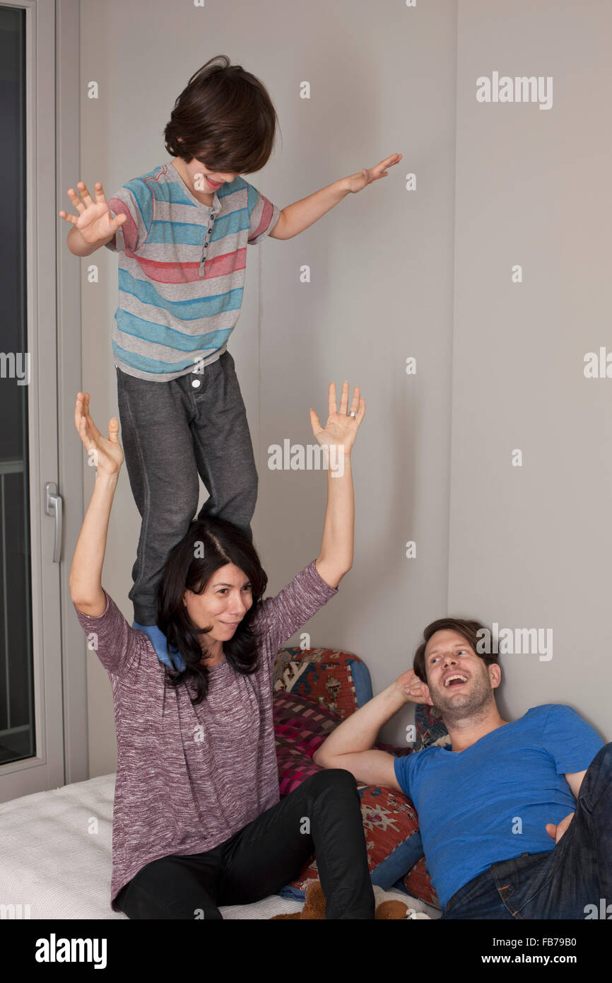 Ragazzo divertirsi con i genitori Foto Stock