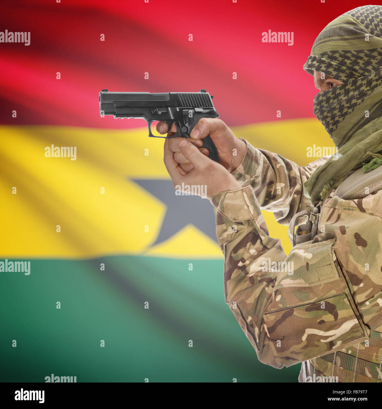 L uomo con la pistola in mano e bandiera nazionale sulla serie di sfondo - Ghana Foto Stock