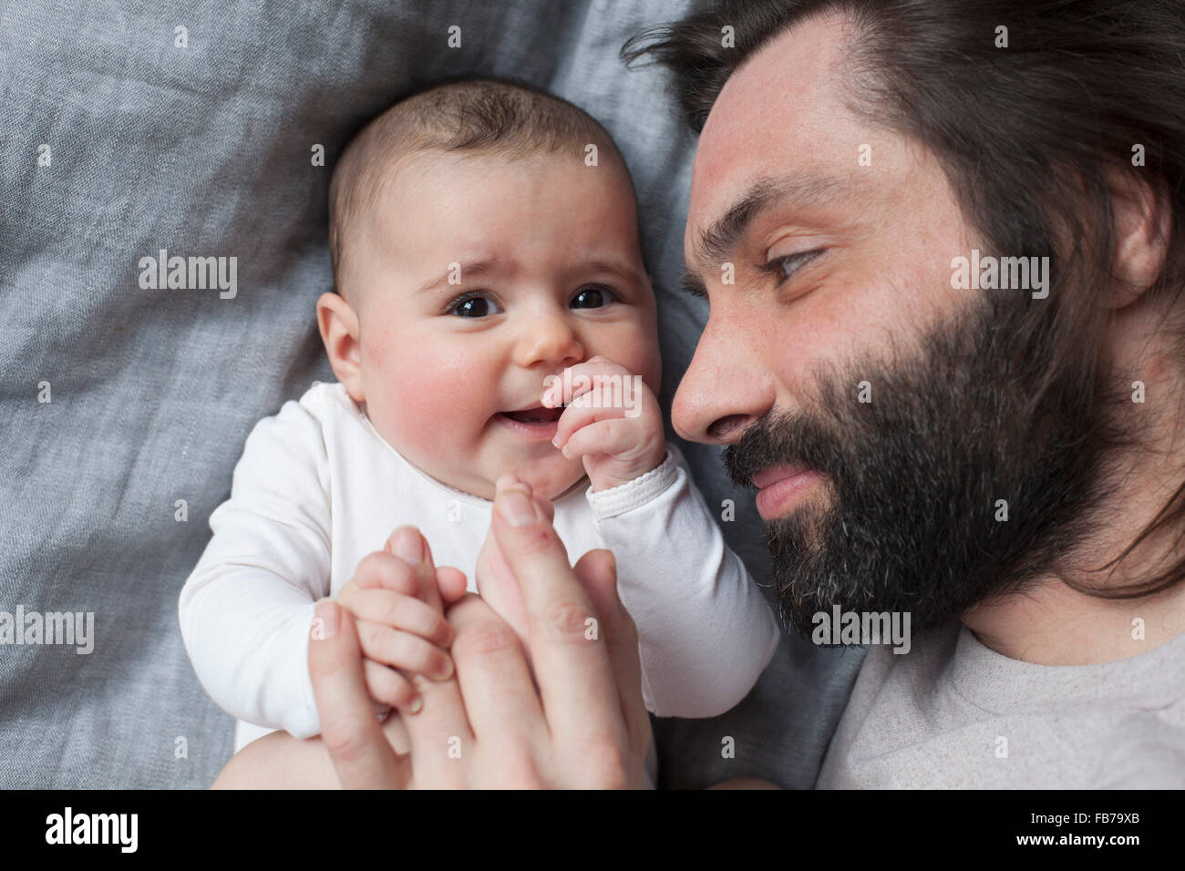 Elevato angolo di visione del padre affettuoso e baby girl Foto Stock
