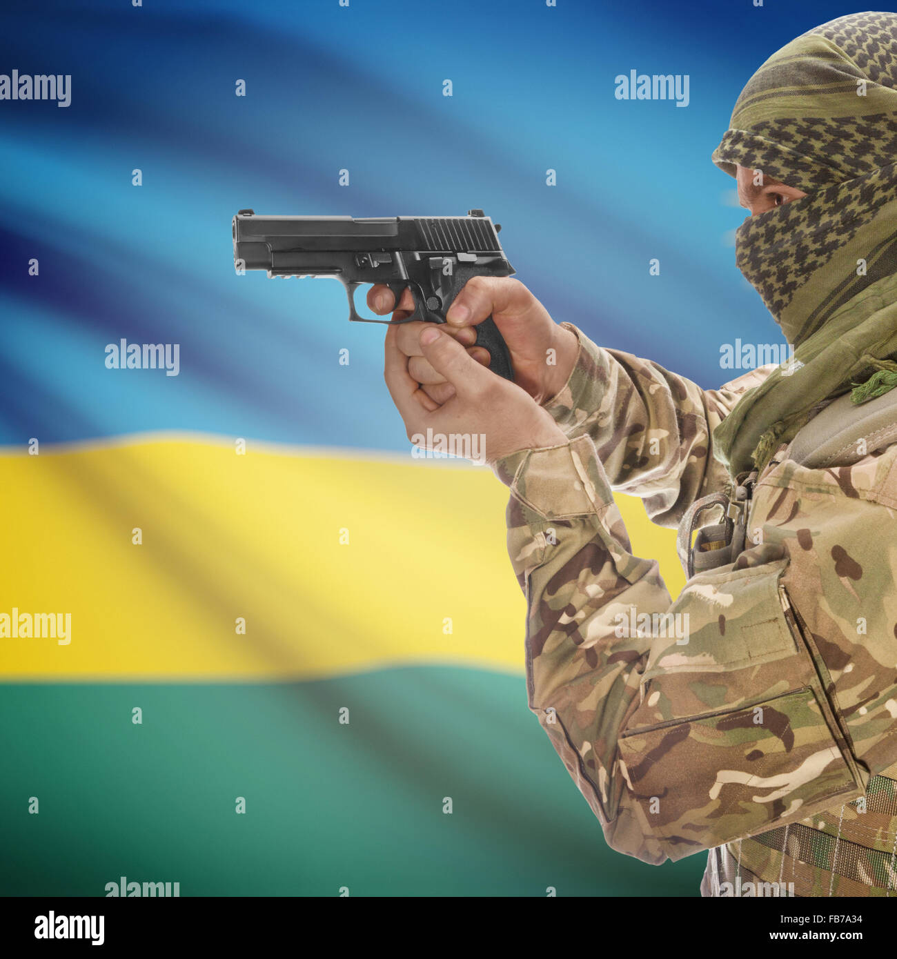 L uomo con la pistola in mano e bandiera nazionale sulla serie di sfondo - Rwanda Foto Stock