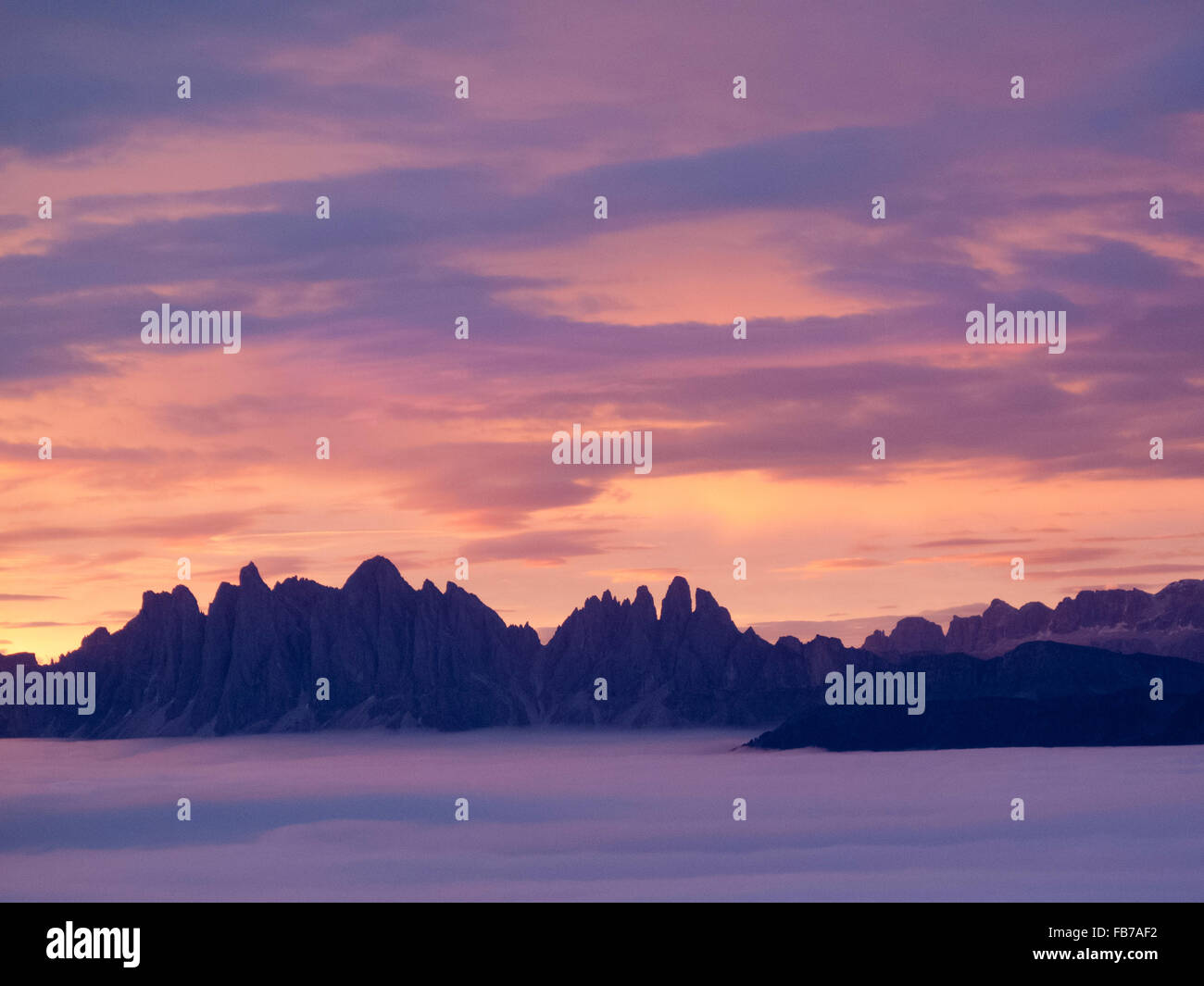 Vista panoramica delle formazioni rocciose in mare contro il cielo nuvoloso durante il tramonto Foto Stock