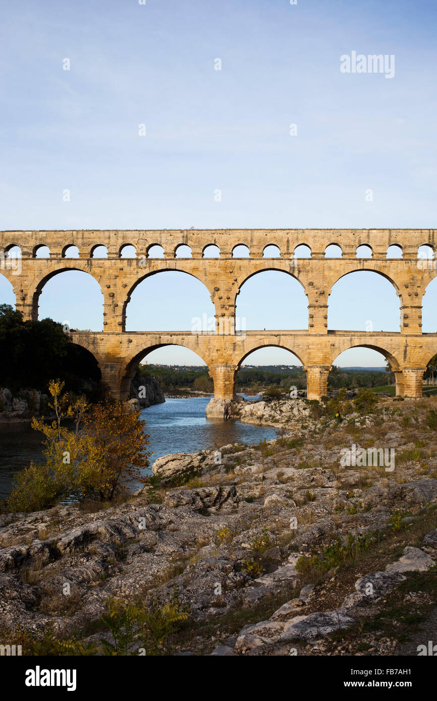 Vista del Pont du Gard oltre il fiume Gardon contro sky Foto Stock